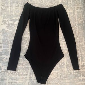 boohoo black off the shoulder bodysuit